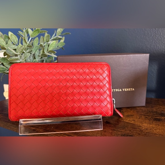 Bottega Veneta Handbags - 🔥BOTTEGA VENETA Intrecciato Zippy w/box-EUC